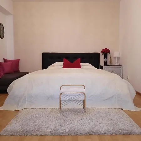 Ultra Central Apartament * Брашов